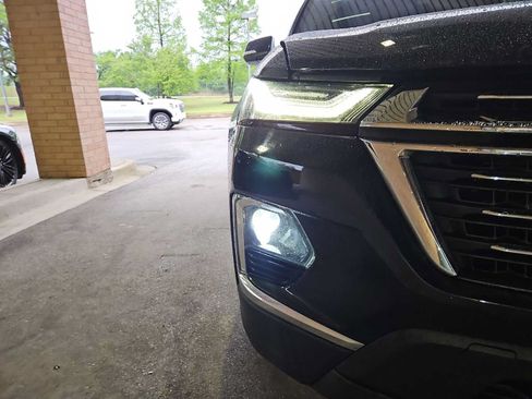 Used 2022 Chevrolet Traverse LT FWD image 19
