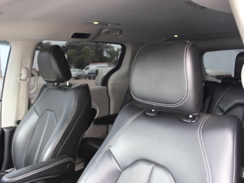 Used 2020 Chrysler Voyager Lxi image 22