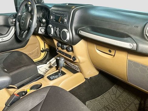 Used 2013 Jeep Wrangler Unlimited Sahara image 27