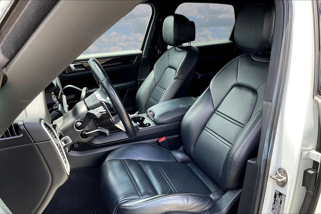 Used 2023 Porsche Cayenne AWD/4WD image 19