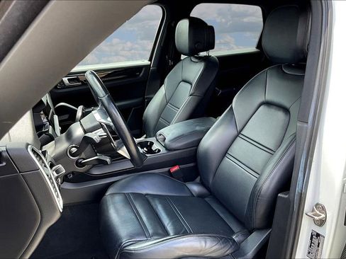 Used 2023 Porsche Cayenne AWD/4WD image 19