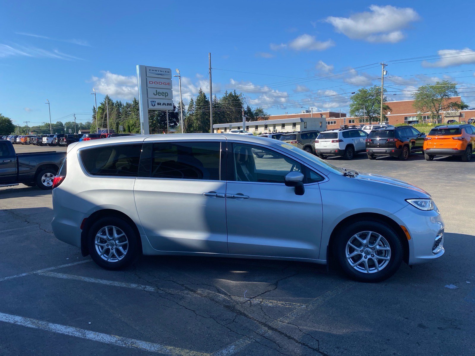 Used 2023 Chrysler Pacifica Touring-L FWD image 6