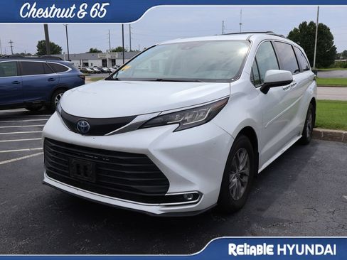 Used 2022 Toyota Sienna XLE w/ XLE Plus Package FWD image 11