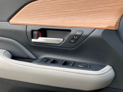 Used 2025 Toyota Grand Highlander AWD image 13