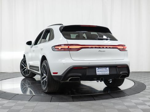 Certified 2022 Porsche Macan AWD/4WD image 33