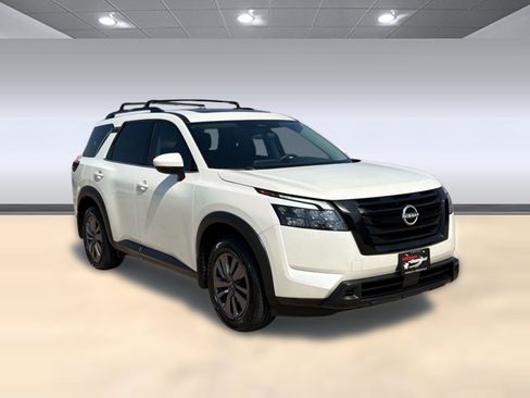 Used 2023 Nissan Pathfinder SV w/ SV Premium Package FWD image 7