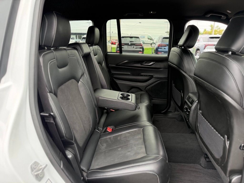 Used 2025 Jeep Grand Cherokee Altitude AWD/4WD image 14