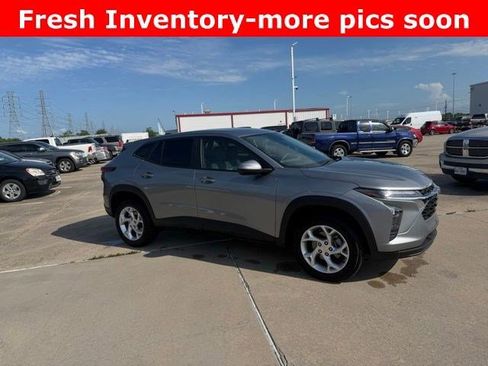 Used 2024 Chevrolet Trax LS w/ LS Convenience Package FWD image 2