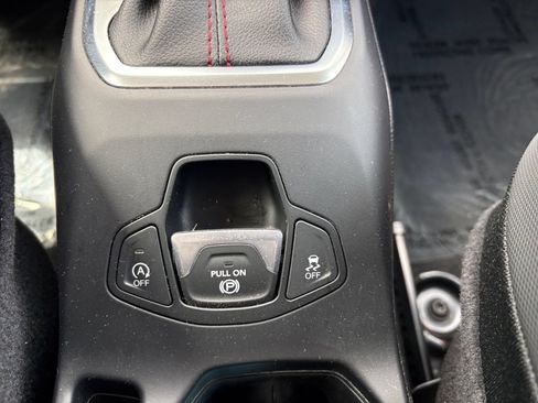 Used 2023 Jeep Renegade Latitude AWD/4WD image 33