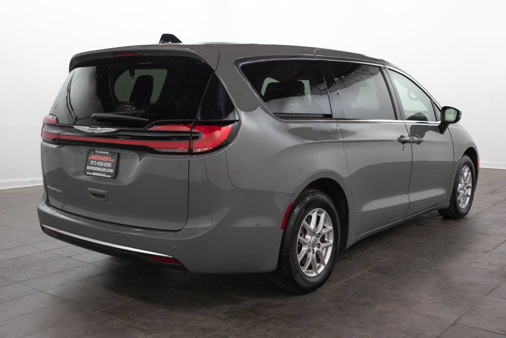 Used 2023 Chrysler Pacifica Touring-L FWD image 16