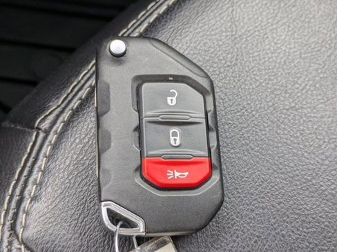 Used 2020 Jeep Gladiator Overland image 26