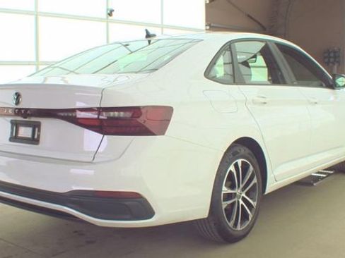 Used 2025 Volkswagen Jetta Sport FWD image 2