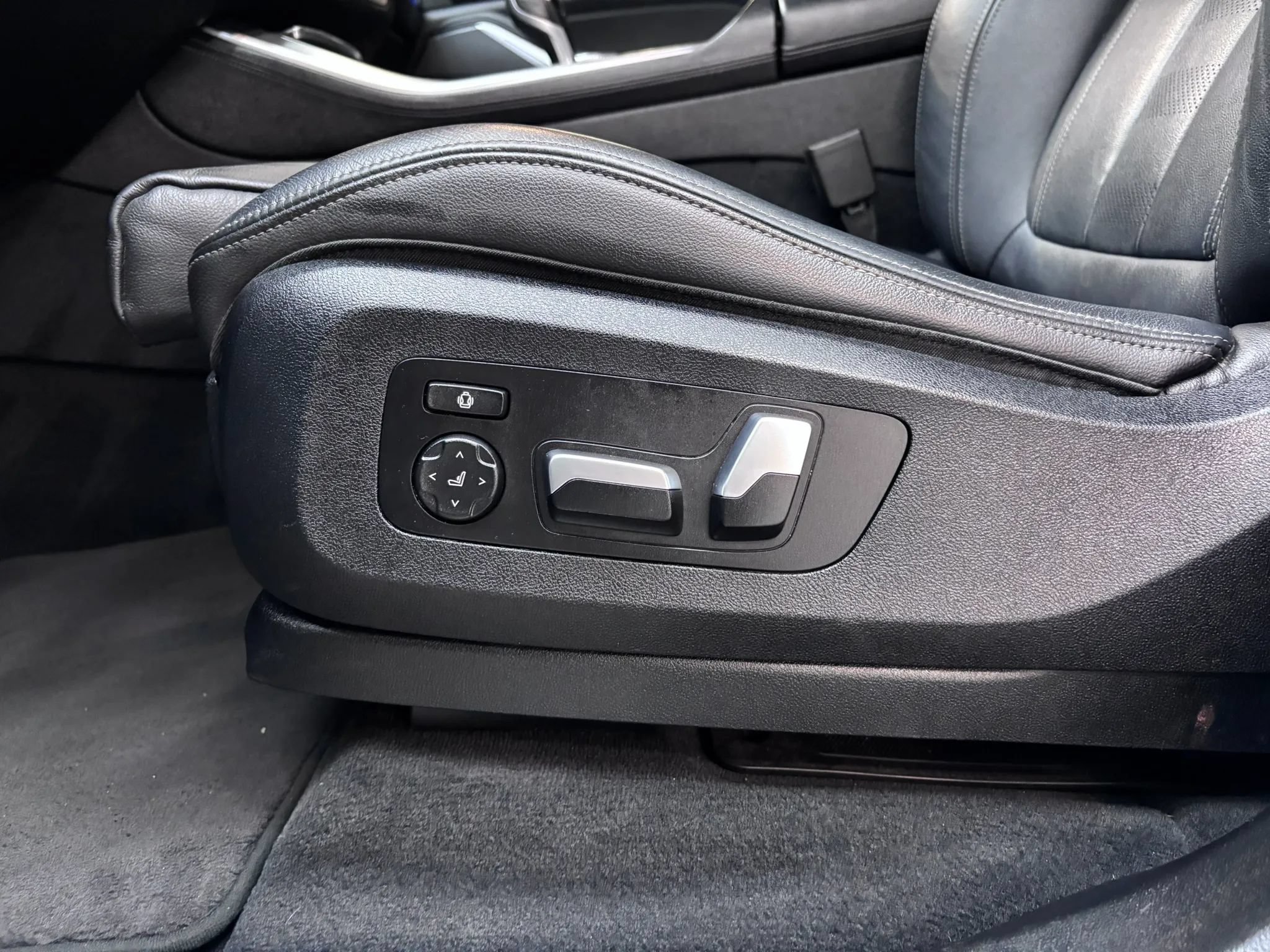 Used 2019 BMW X5 xDrive40i w/ Convenience Package AWD/4WD image 10