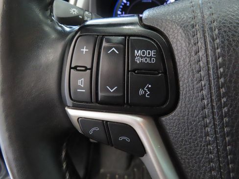 Used 2019 Toyota Highlander SE w/ Nightshade Edition FWD image 14