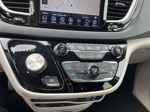 Used 2020 Chrysler Pacifica Touring-L Plus w/ Advanced Safetytec Group FWD image 27