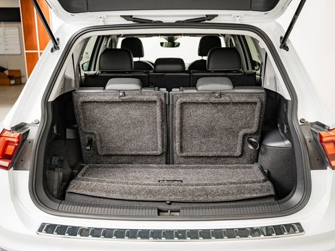 Used 2023 Volkswagen Tiguan SE w/ Panoramic Sunroof Package image 20