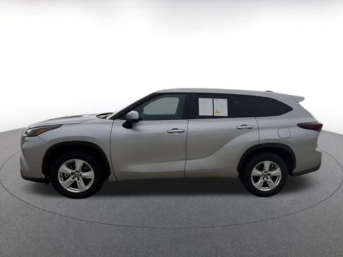 Used 2025 Toyota Highlander LE FWD image 8