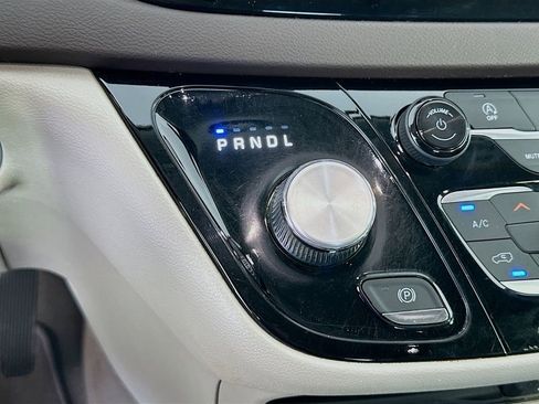 Used 2020 Chrysler Voyager LX image 16