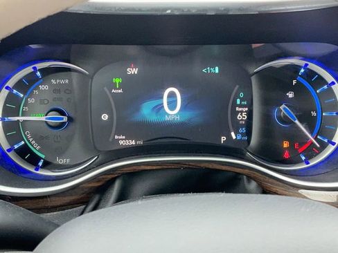 Used 2021 Chrysler Pacifica Limited w/ Uconnect Theater Family Group FWD image 32