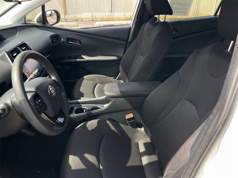 Used 2022 Toyota Prius LE image 10