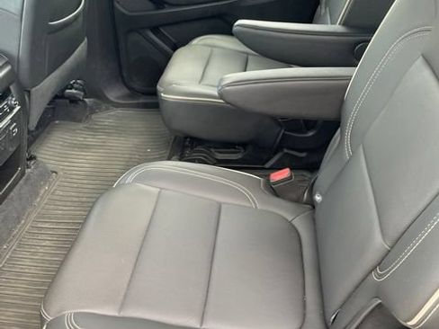Used 2023 Chevrolet Traverse Premier FWD image 4