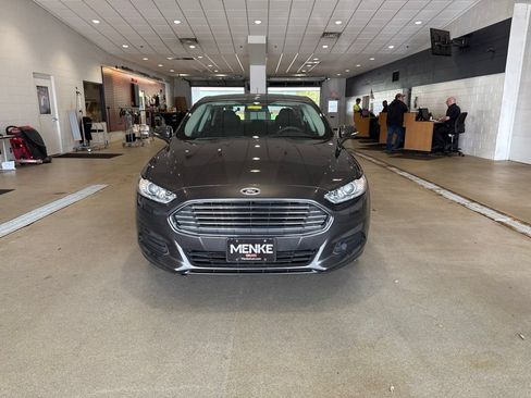 Used 2016 Ford Fusion SE FWD image 2