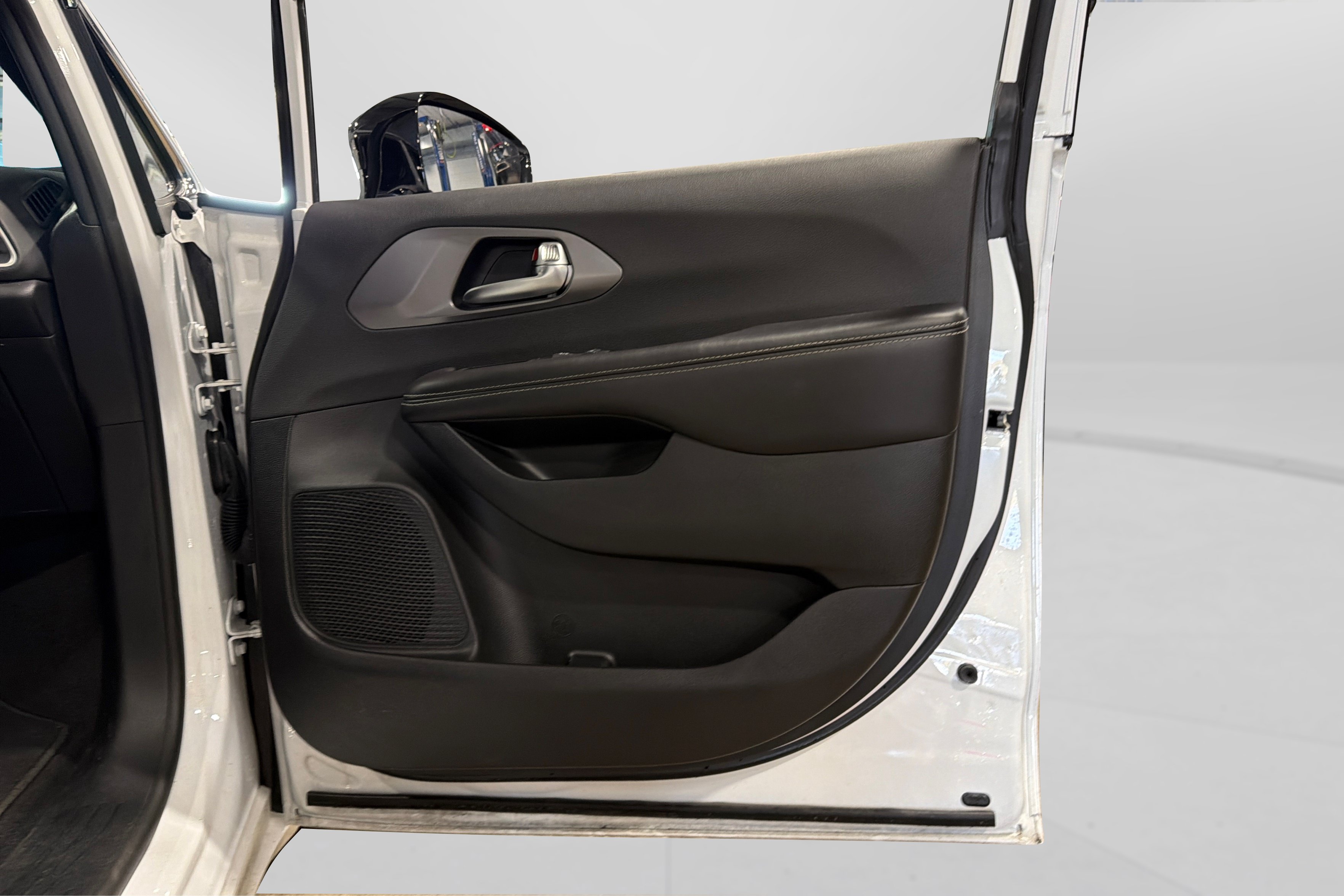 Used 2026 Chrysler Pacifica Select FWD image 39