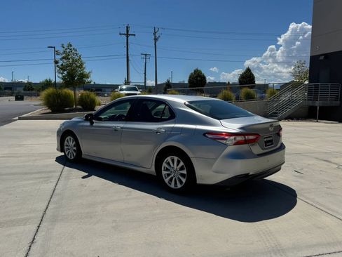 Used 2018 Toyota Camry LE FWD image 3