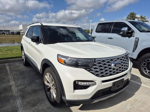 Used 2023 Ford Explorer Platinum w/ Technology Package image 2