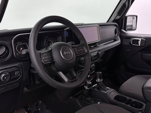 Used 2025 Jeep Wrangler Unlimited Rubicon AWD/4WD image 8
