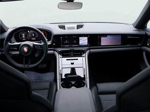 Certified 2025 Porsche Panamera 4 image 19