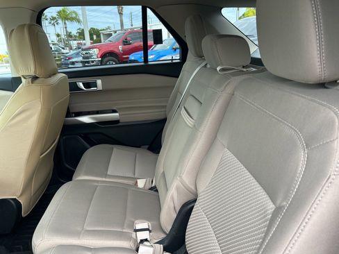 Used 2023 Ford Explorer XLT image 9