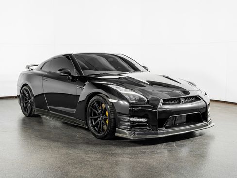 Used 2015 Nissan GT-R Black Edition image 4