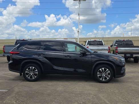 Used 2022 Toyota Highlander XLE FWD image 2