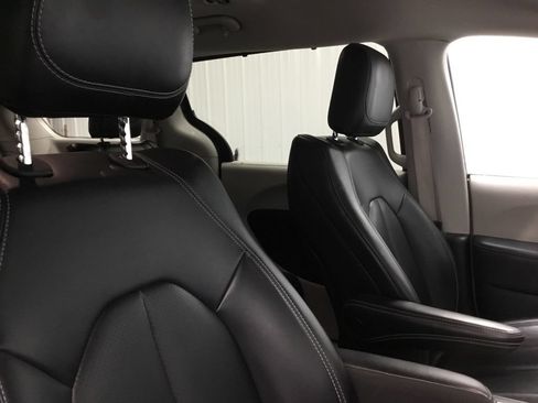 Used 2023 Chrysler Pacifica Touring-L FWD image 22