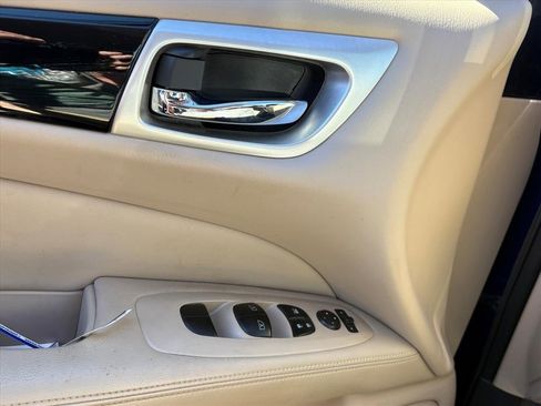 Used 2020 Nissan Pathfinder SV image 13