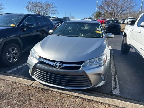 Used 2015 Toyota Camry LE image 10
