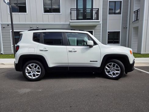 Used 2017 Jeep Renegade Latitude FWD image 5