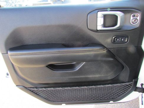 Used 2025 Jeep Wrangler Unlimited Sahara AWD/4WD image 16
