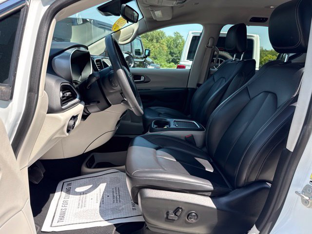 Used 2023 Chrysler Pacifica Touring-L FWD image 14