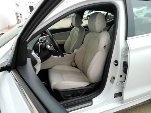 Used 2024 Genesis G70 2.5T image 16