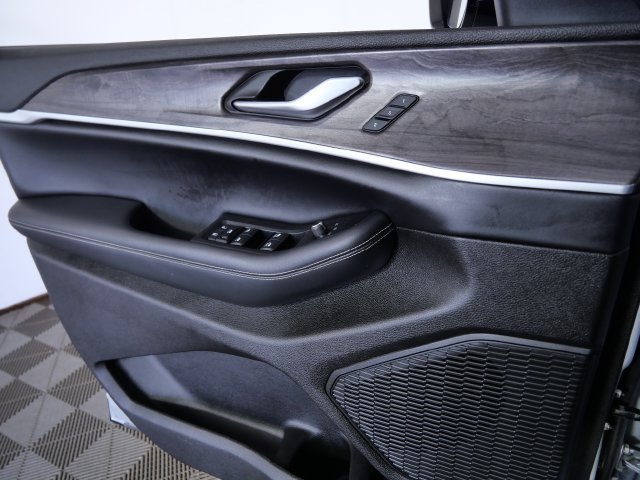 Used 2023 Jeep Grand Cherokee Limited AWD/4WD image 22