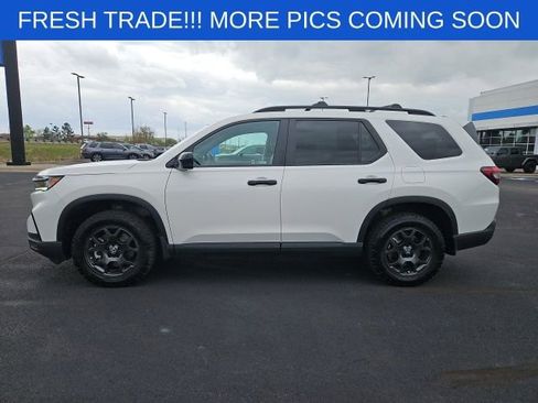 Used 2025 Honda Pilot TrailSport image 2