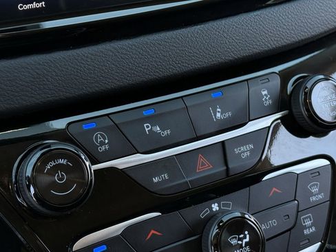 Used 2024 Chrysler Pacifica Touring-L image 27