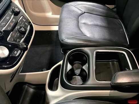Used 2021 Chrysler Pacifica Touring-L image 16