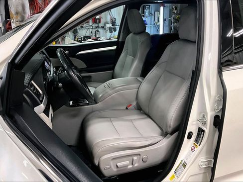 Used 2014 Toyota Highlander XLE image 8