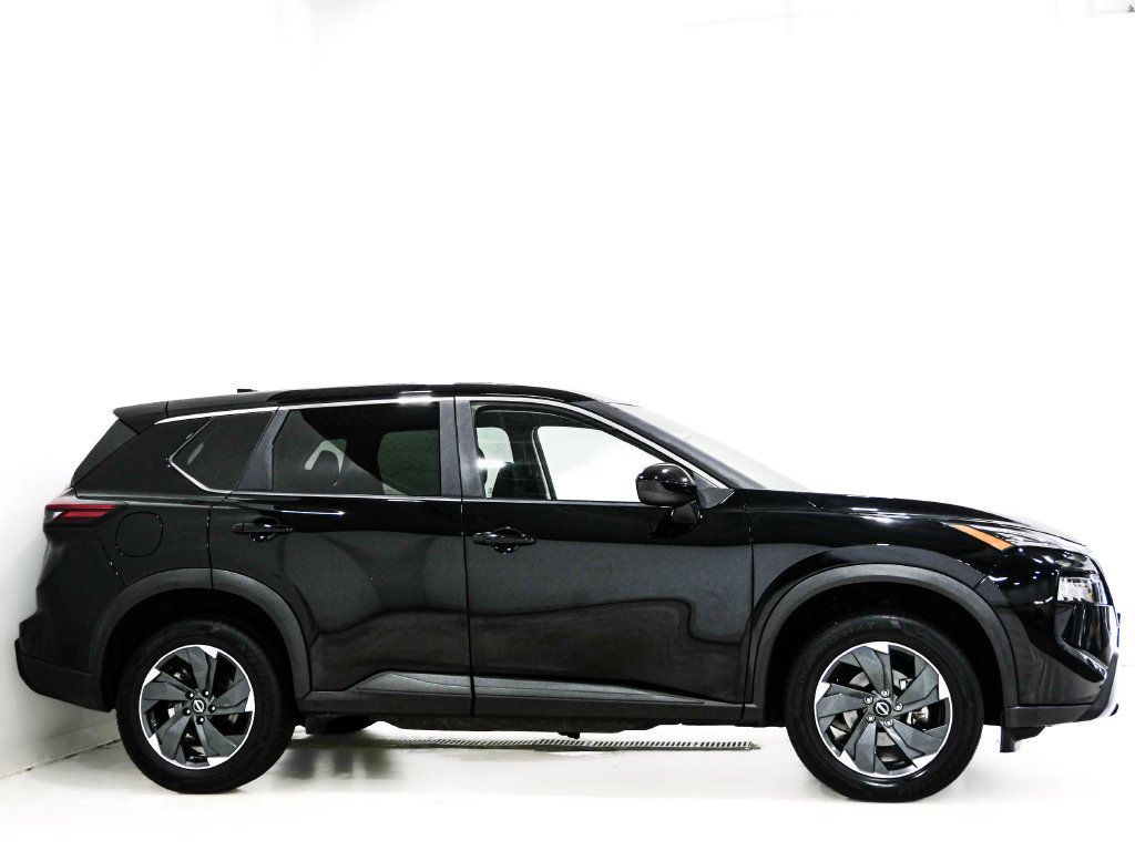Used 2025 Nissan Rogue SV AWD/4WD image 4