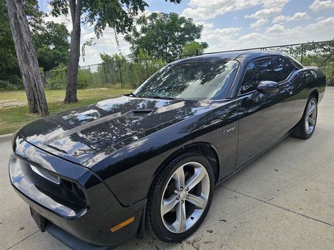 Used 2012 Dodge Challenger SXT image 1