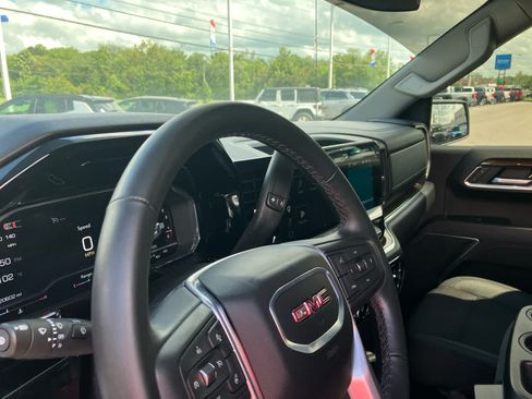 Used 2025 GMC Sierra 1500 SLE AWD/4WD image 9