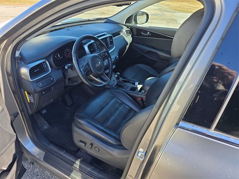 Used 2017 Kia Sorento LX w/ LX Convenience Package image 13